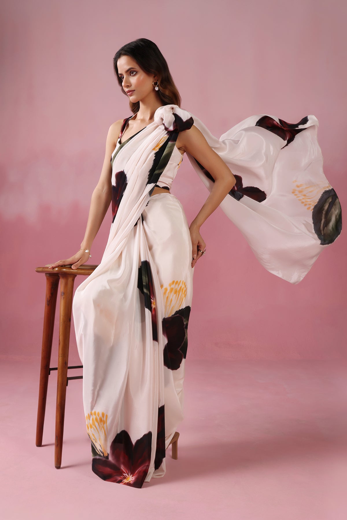 Gulbeige –Soft Beige with Maroon and Green Floral Motifs