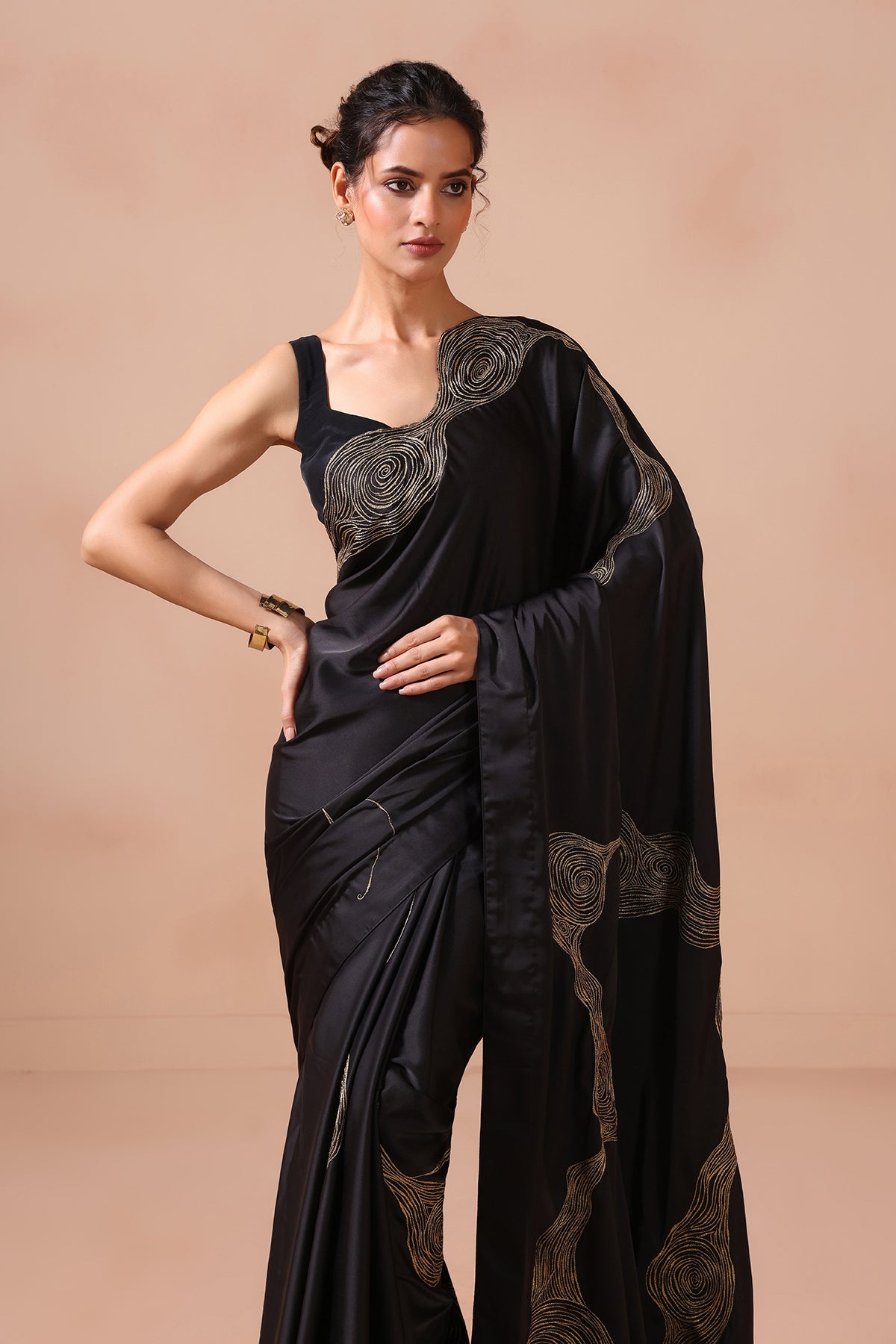 Noor– Zari Glow in Black