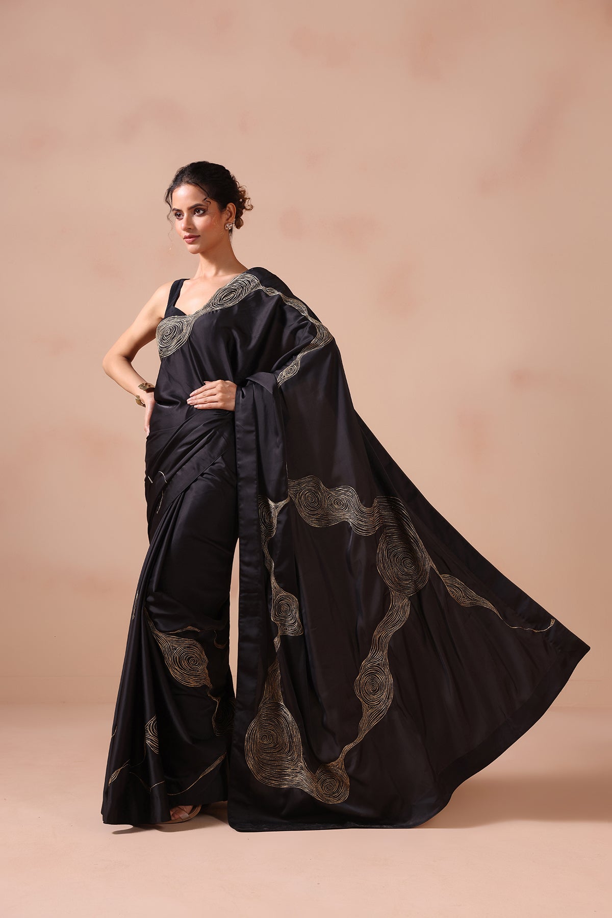 Noor– Zari Glow in Black