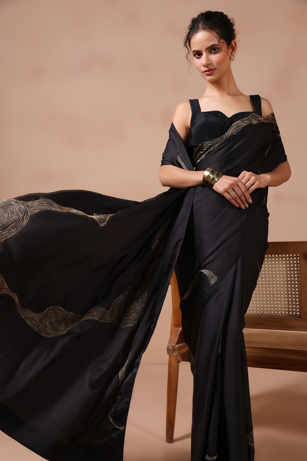 Noor– Zari Glow in Black