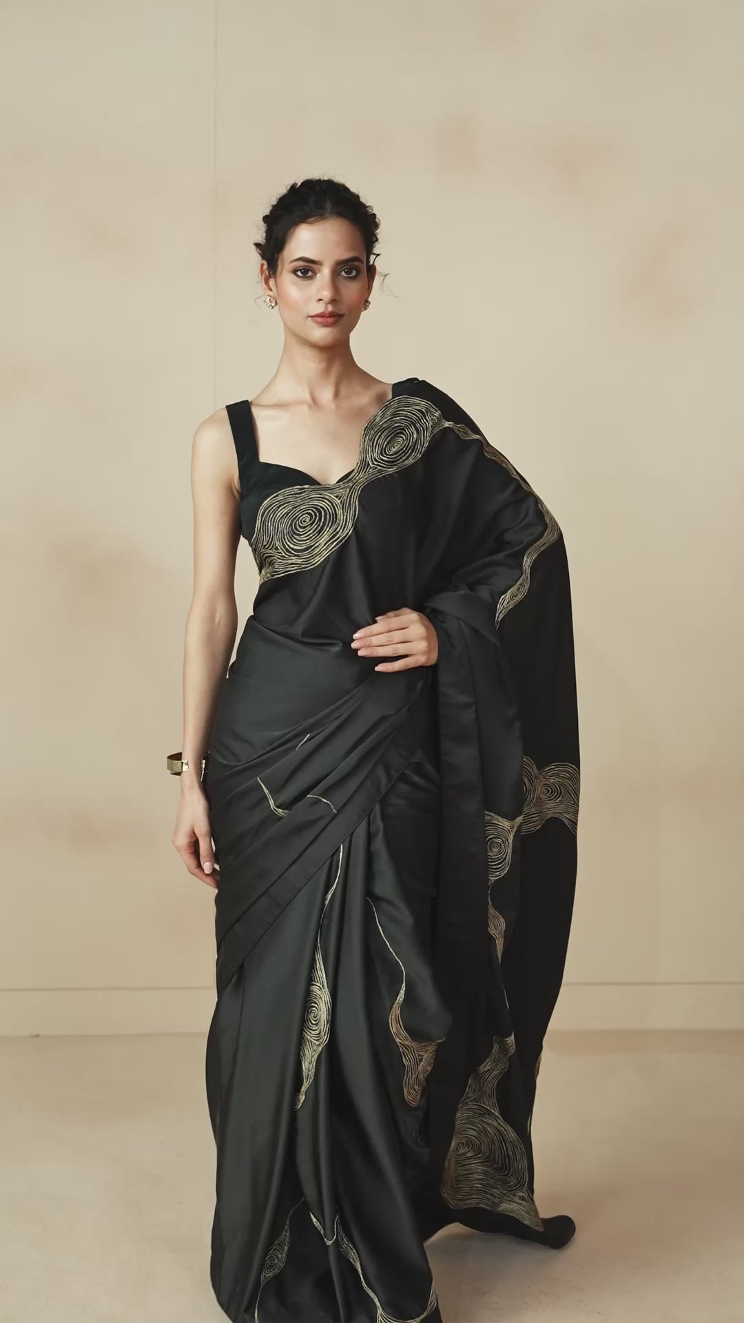 Noor– Zari Glow in Black